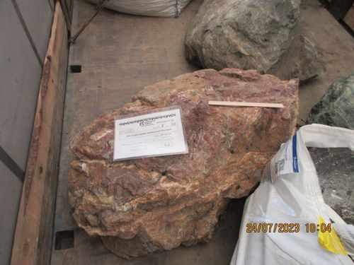 Block of Red marble stone /tn