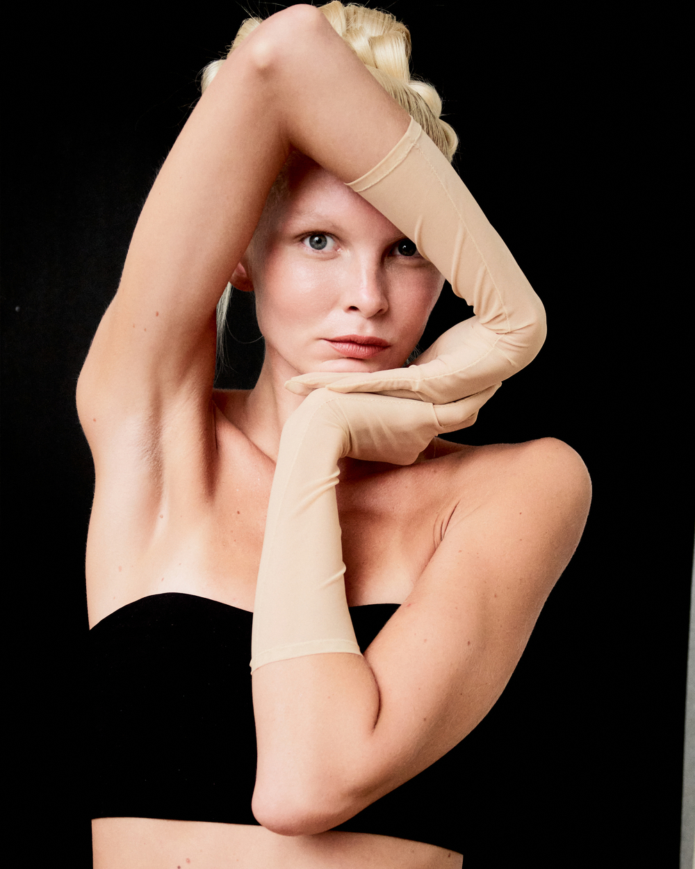 Перчатки из коричневой сетки до локтя