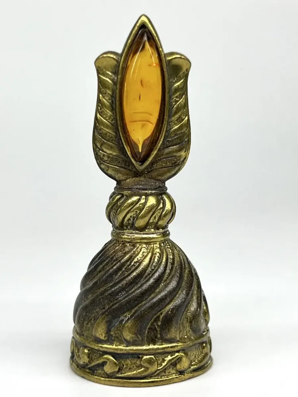 Бронзовая статуэтка на янтаре