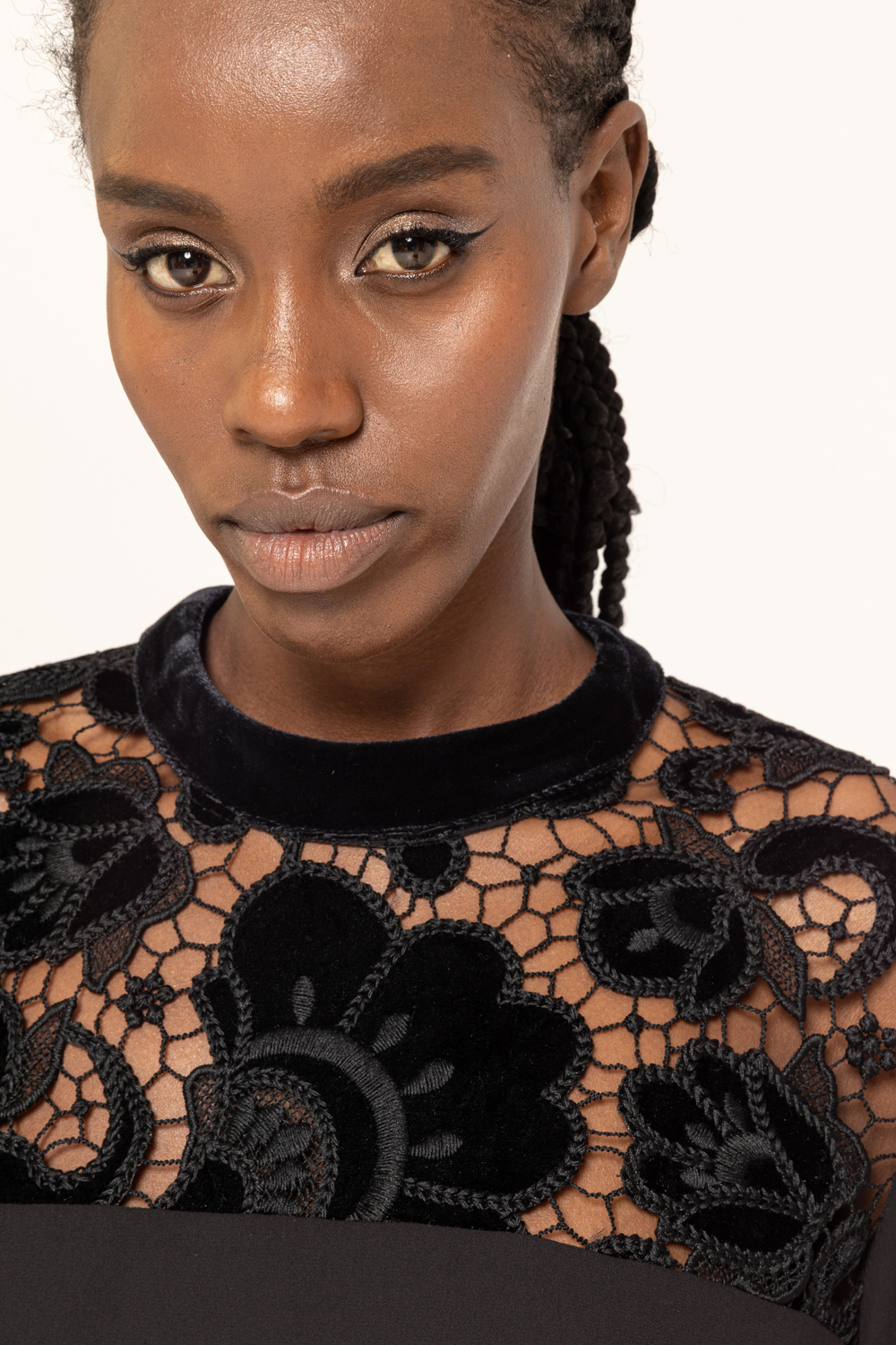 Блузка с бархатной вставкой