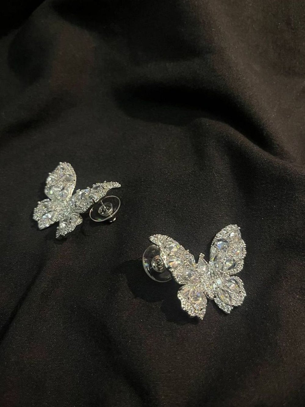 Серьги гвоздики бабочки белые