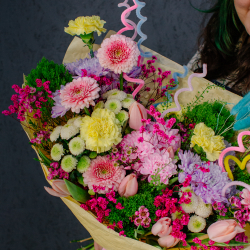 139. Стильный дизайнерский дофаминовый букет