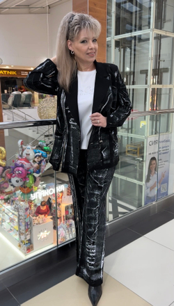 Черно-белый трикотажный костюм