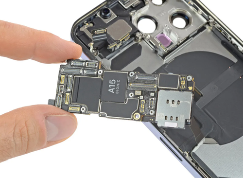 Ремонт материнской платы на iPhone 13 Pro