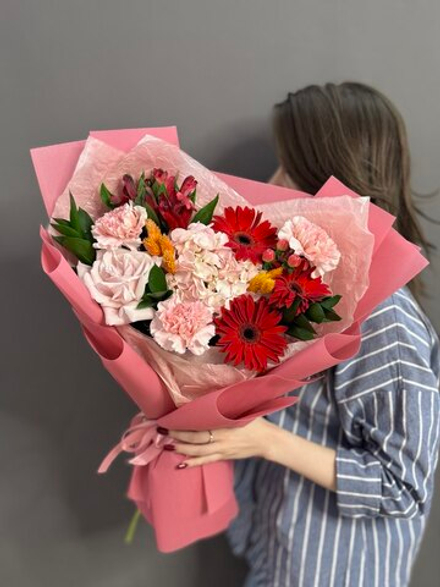 Авторский букет в красно-розовой гамме