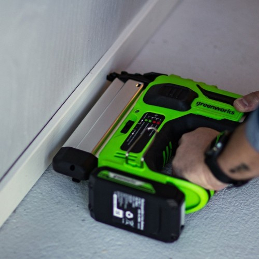 Нейлер аккумуляторный GREENWORKS GD24BN 24V, АКБ 2Ач и ЗУ 3400707CUA