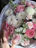 Букет из кустовых роз, кустовых диантусов, маттиолы и хризантемы