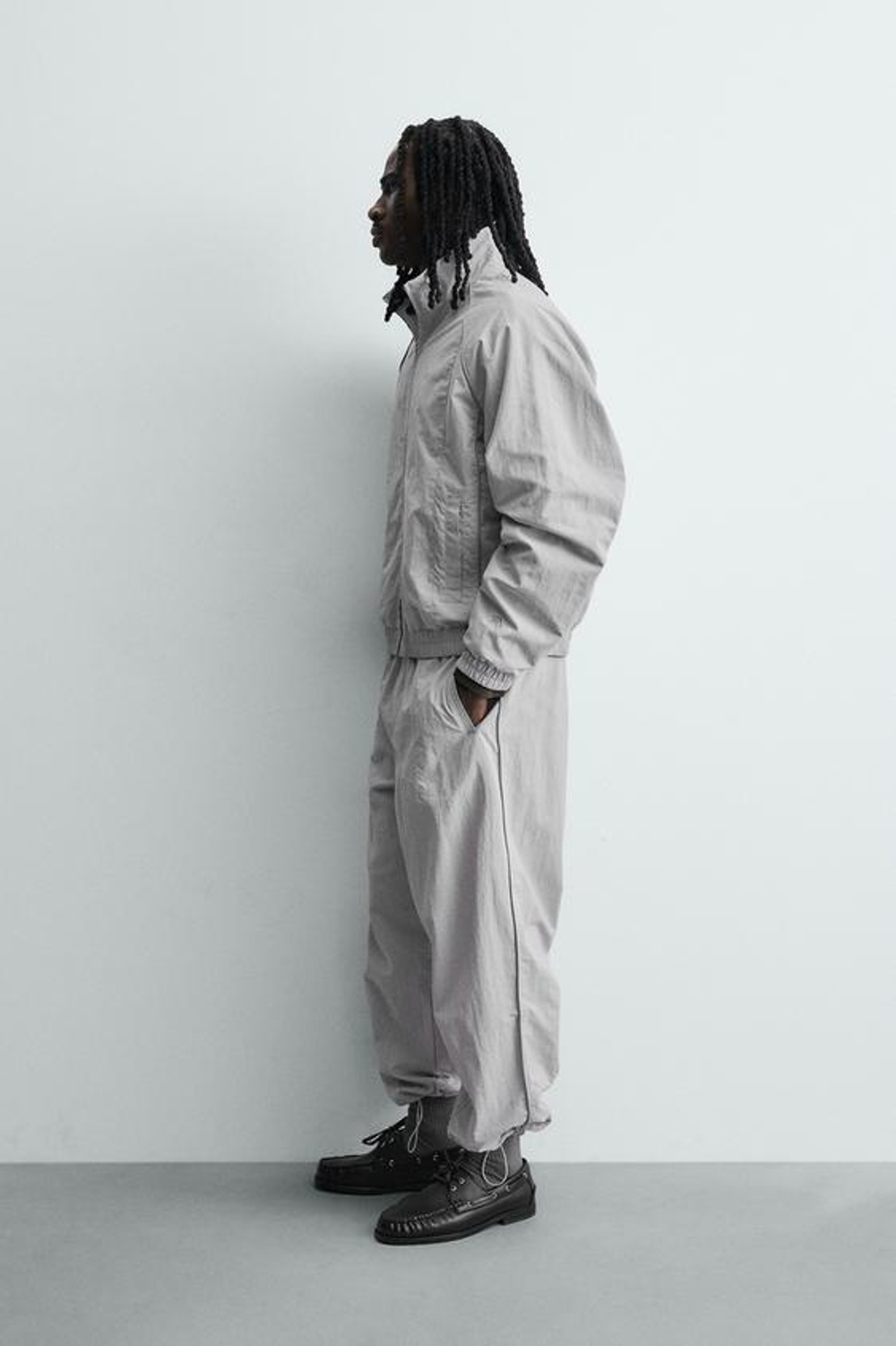 ZARA ДЖОГГЕРЫ ИЗ ВЫСОКОТЕХНОЛОГИЧНОЙ ТКАНИ С КОНТРАСТНЫМИ ПОЛОСАМИ, СВЕТЛО-СЕРЫЙ