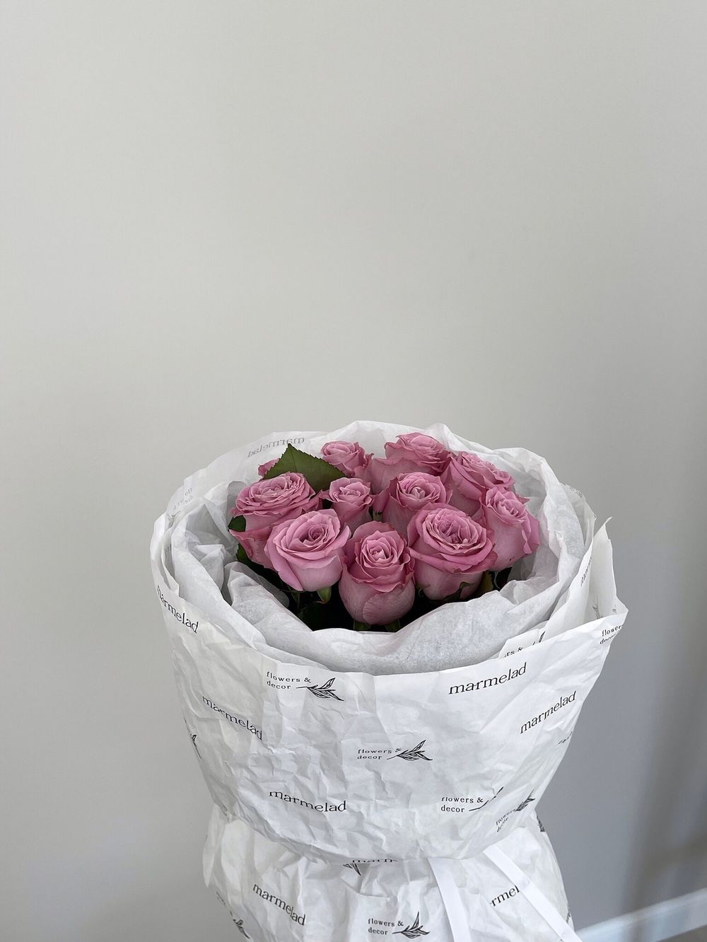 Букет 11 фиолетовых роз в оформлении