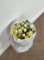 Букет из 21 белых, лимонных тюльпанов и ромашек