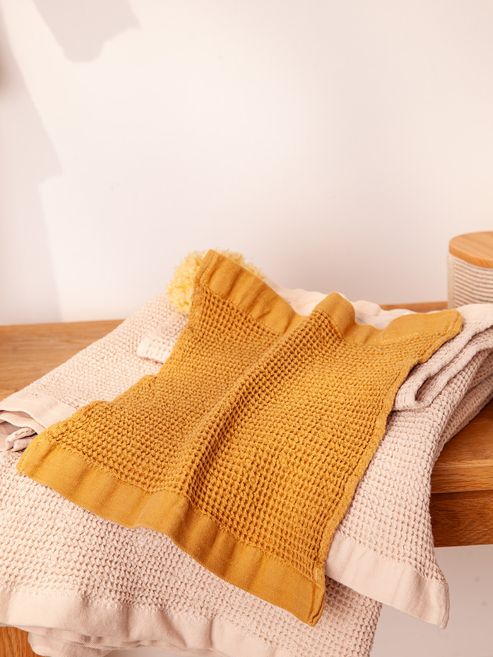 Полотенце для лица из умягченной вафли цвета охры из коллекции essential, 30x30 см