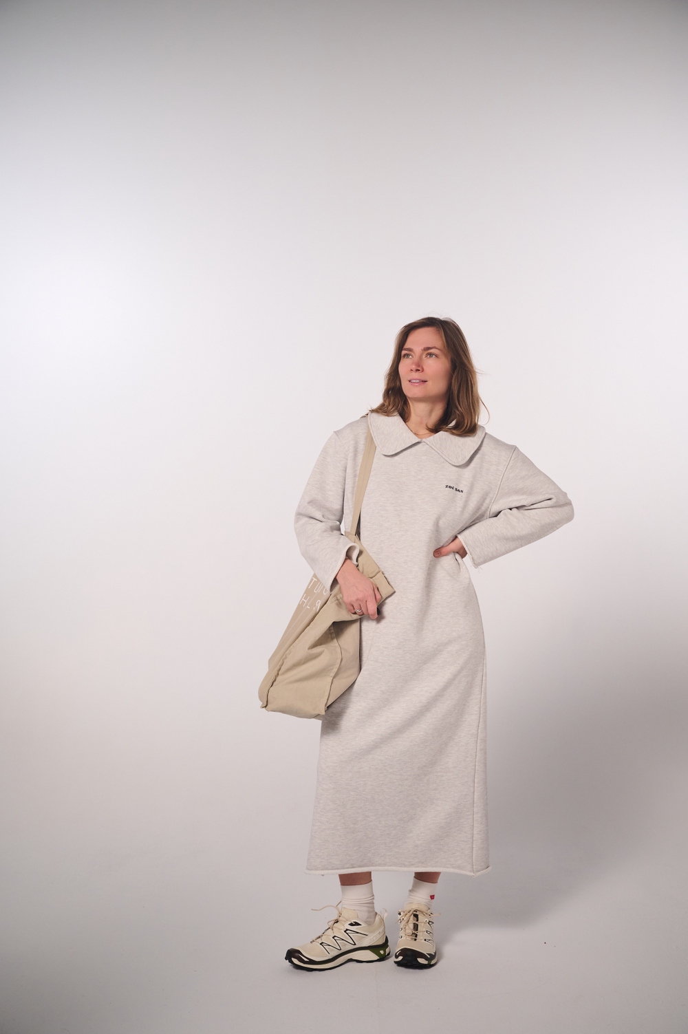 Платье прямого кроя с круглым воротником из плотного футера без начеса, светло-серый меланж