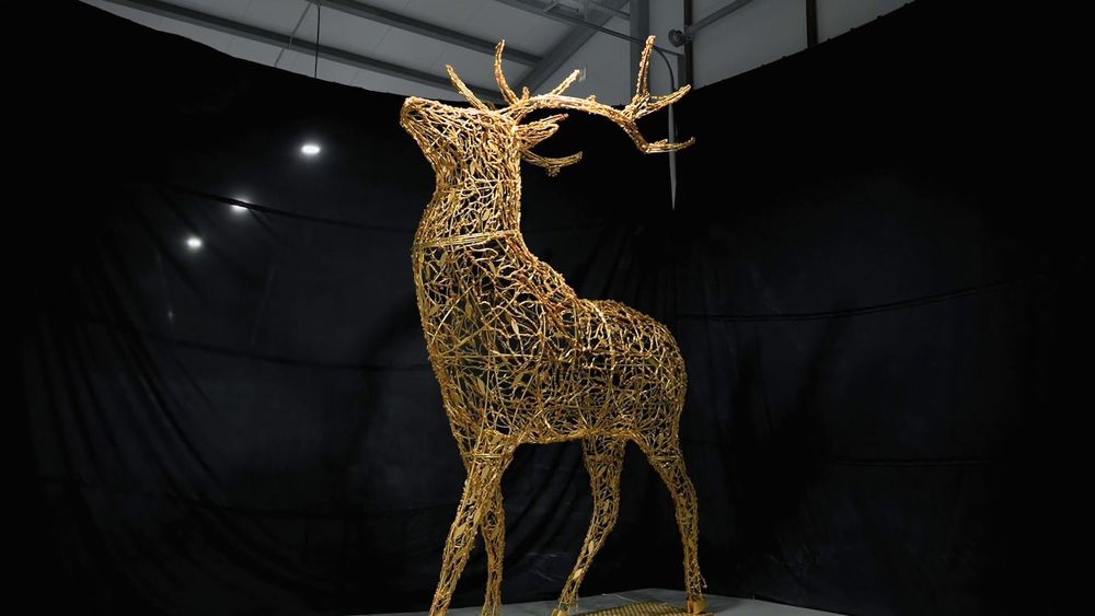 Светодиодный олень "Рождественский" (золотой) высота 5 м