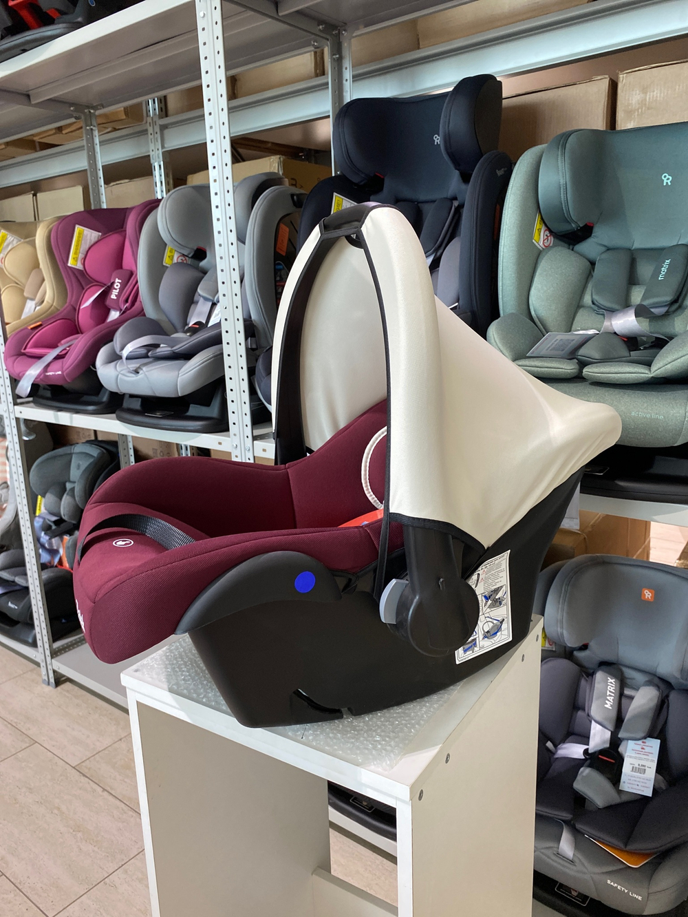 Детское автомобильное кресло ZLATEK "Colibri" гламур.бордо,0-1,5 лет, 0-13 кг, группа 0+ , шт