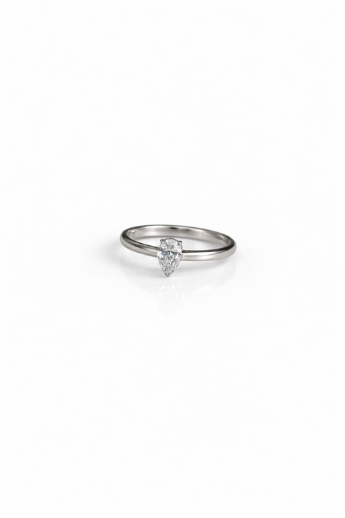 Кольцо с бриллиантом грушевидной формы