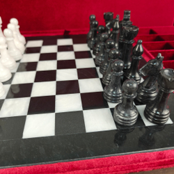 Подарочные шахматы из мрамора и оникса в футляре