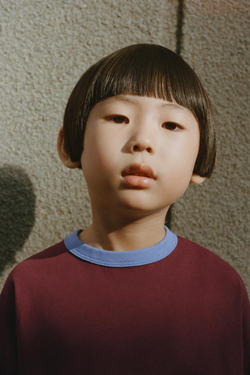 ZARA НАБОР ИЗ ДВУХ ОДНОТОННЫХ ФУТБОЛОК С ОКАНТОВКОЙ, ГРАНАТОВЫЙ