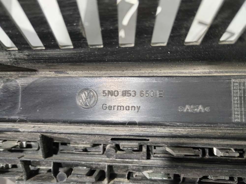 Решетка радиатора Volkswagen Tiguan 1 11-18 Б/У Оригинал 5N0853651J9B9