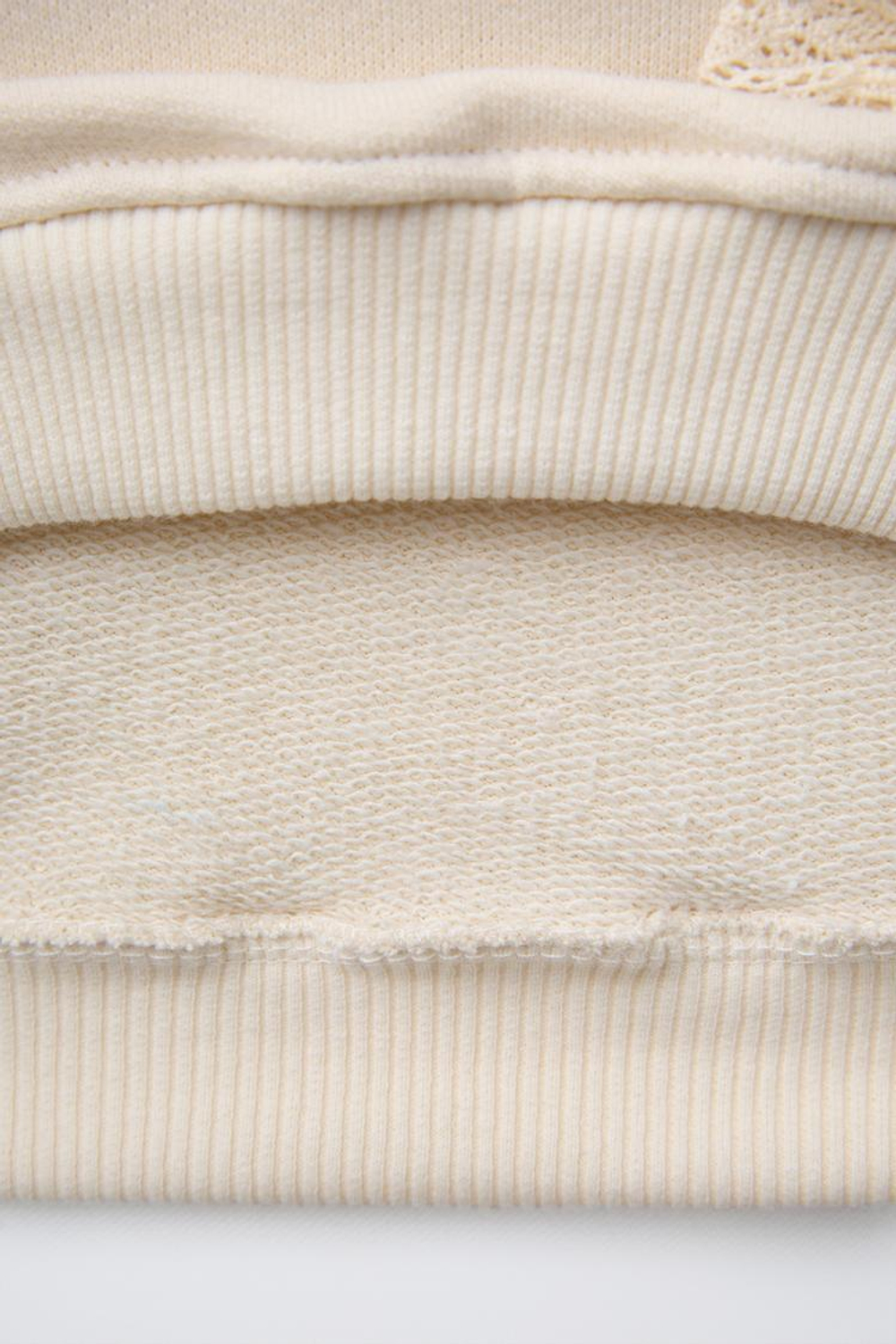 ZARA ТОЛСТОВКА С ВЫШИВКОЙ «МИННИ МАУС» ©, ЭКРЮ