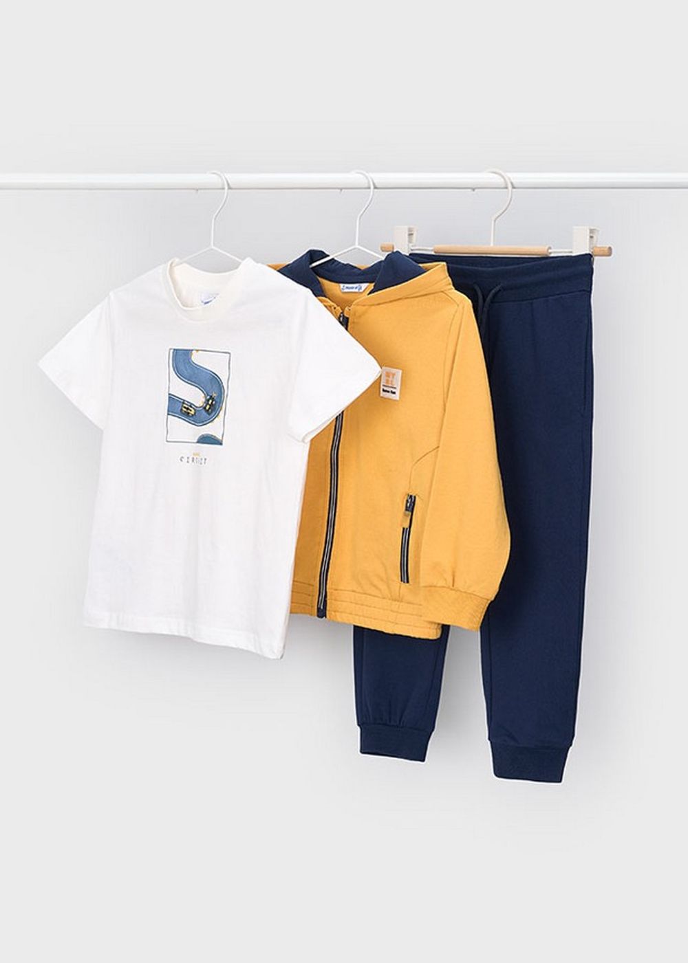 спортивный костюм с футболкой