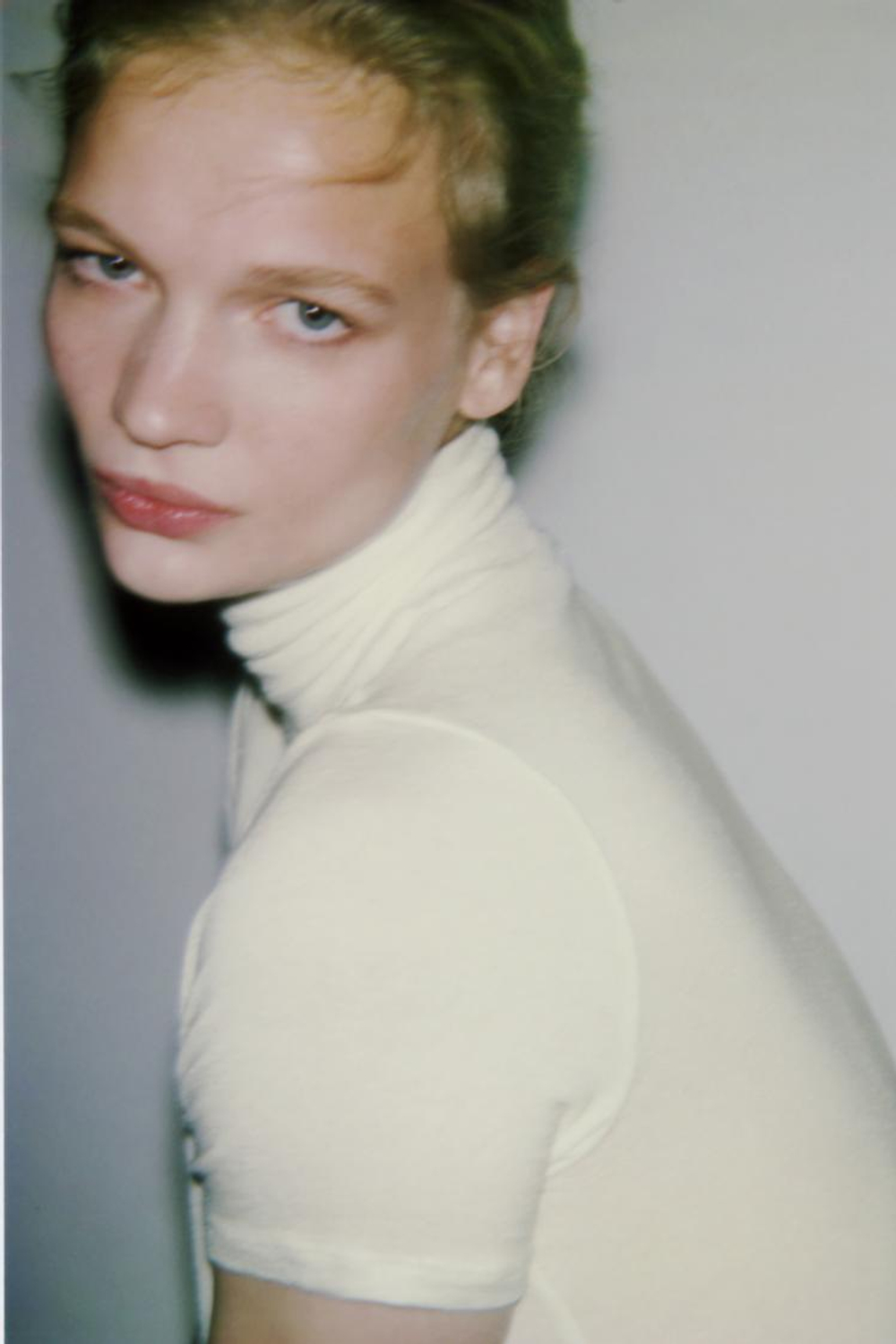 ZARA ФУТБОЛКА АСИММЕТРИЧНОГО КРОЯ С ВЫСОКИМ ВОРОТНИКОМ, БЕЛЫЙ