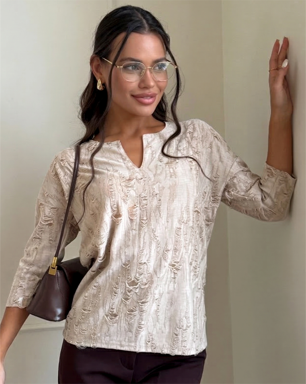 Бежевая женская блузка из фактурного трикотажа с рукавом 3/4