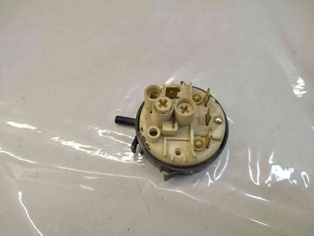 586 Датчик уровня воды (Прессостат) для стиральной машины Beko 2801560100 1250/780-2940 б/у