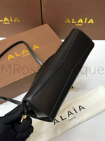 Женская сумка Alaia Le Click East West черного цвета
