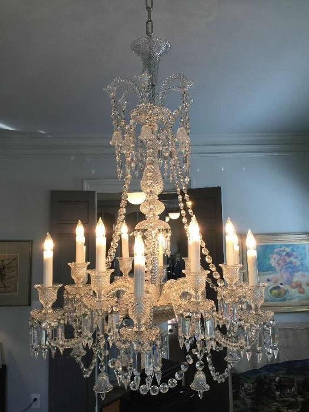 Изысканная классическая хрустальная люстра с многоярусной конструкцией.