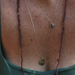 колье с голубым топазом из желтого золота