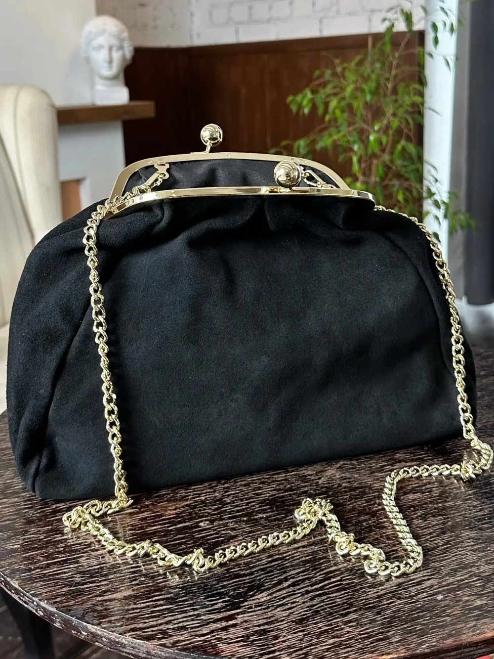 Женская сумка-саквояж с фермуаром из натуральной замши черного цвета