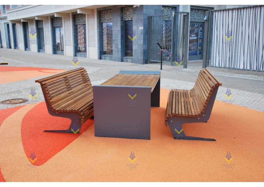 Стол с двумя скамьями со спинками на металлическом основании