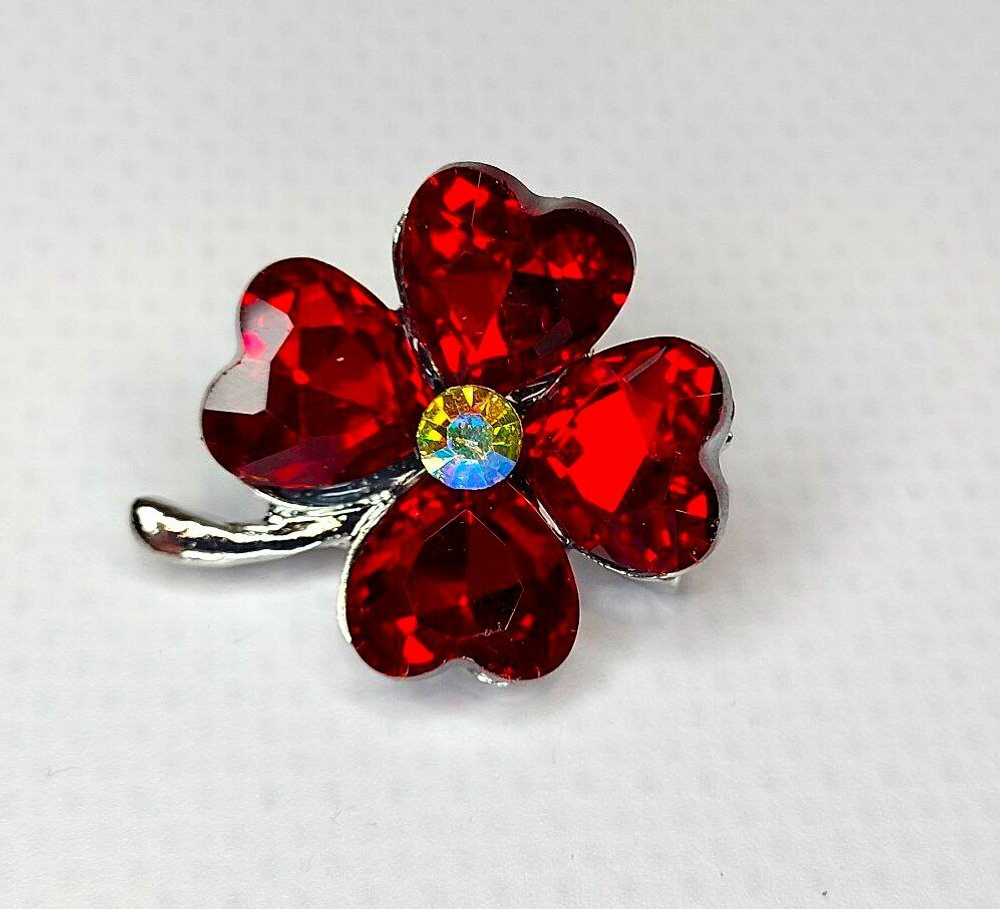 Брошь. Брошка. Клевер-четырехлистник — символ удачи. Цвет красный