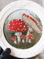 Картина в круглой рамке Мухоморы