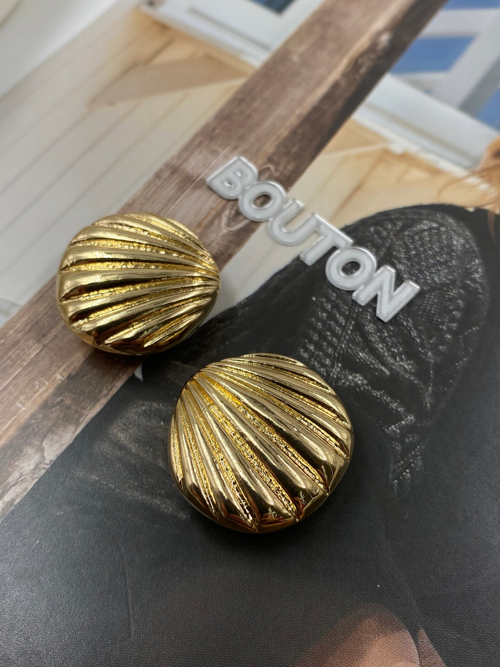 Накладка на пуговицу золотистая в форме ракушки