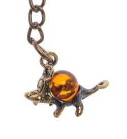 AM- 057 Брелок «Мышка - норушка» (латунь, янтарь)