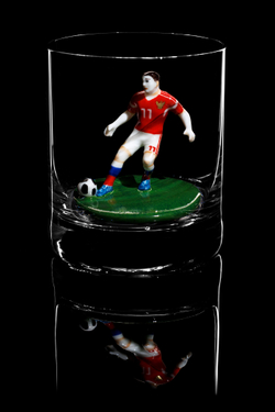 Подарочный набор из двух бокалов для виски в ореховой упаковке. «Футболисты. Два игрока».
