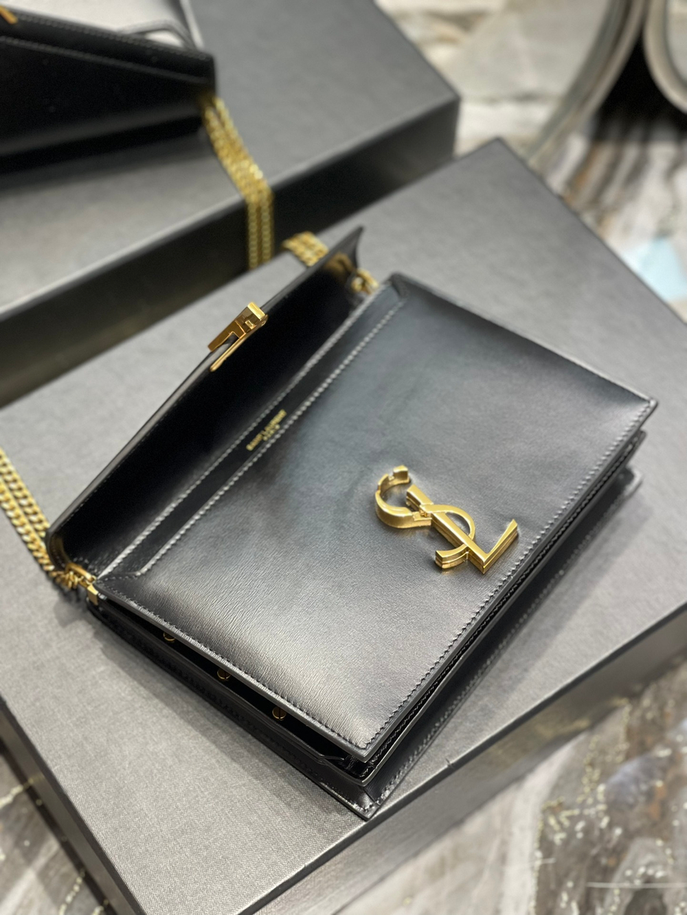 YSL Cassandra Medium 22 cm