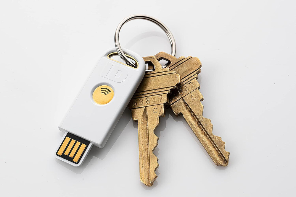 Identiv uTrust FIDO2 NFC+ Security Key USB-A Многофункциональный ключ безопасности с поддержкой FIDO2, PIV, TOTP/HOTP и NFC