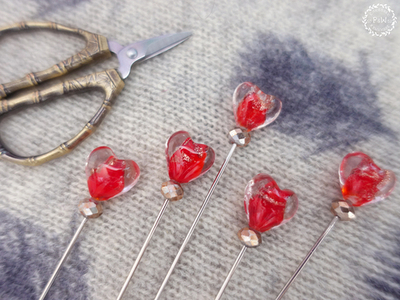 Пин с бусиной лэмпворк "Сердце с золотом"
