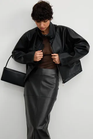 Куртка в минималистичном стиле из экокожи черного цвета