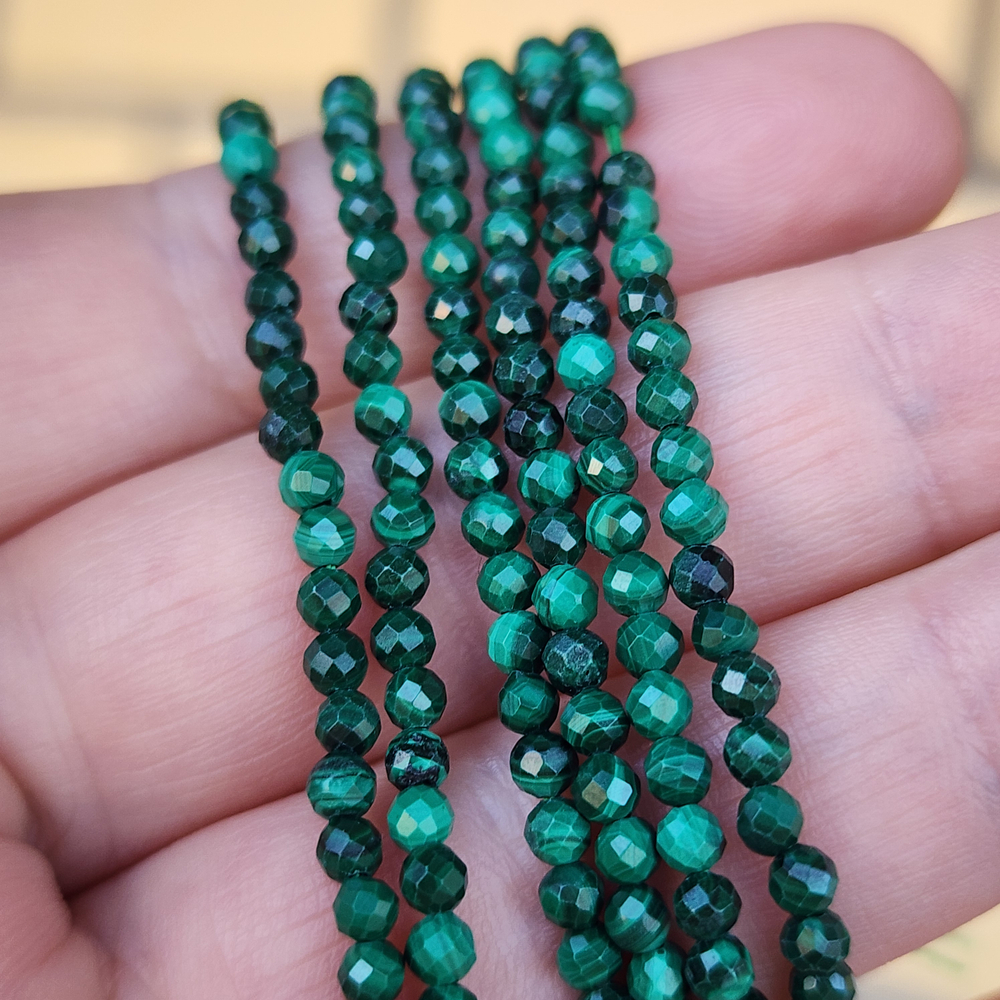 Малахит натуральный, шар огранка, р-р 3-3.2мм, цена за нить 9.5см (1/4)