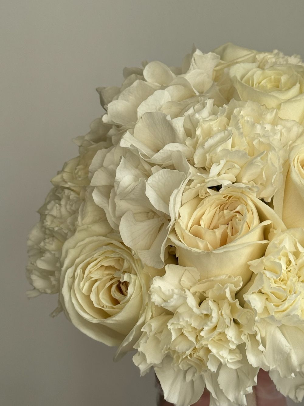 Свадебный букет из гортензии, одноголовых роз и диантусов