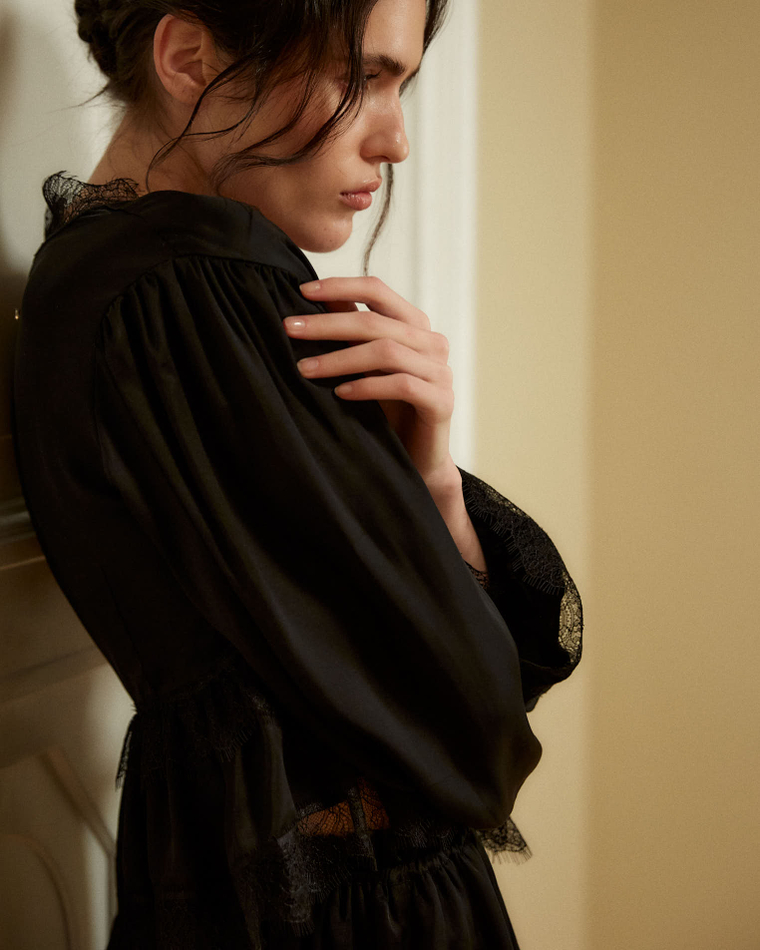 Блуза из вискозы с кружевной лентой черный