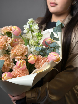 Сборный букет «Персиковая луна»