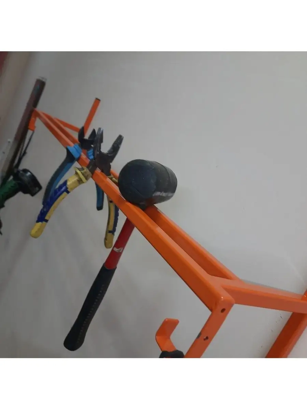 Крючок-полкодержатель настенный