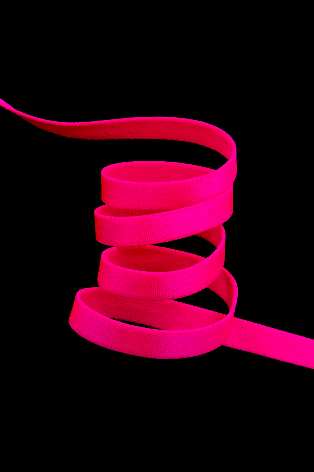 Резинка бретелечная ярко-розовая неоновая глянцевая 10 мм
