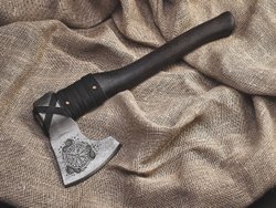 Топор "Руны", рукоять комель берёзы (морилка)