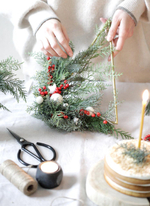 Рождественский венок на треугольной металлической основе