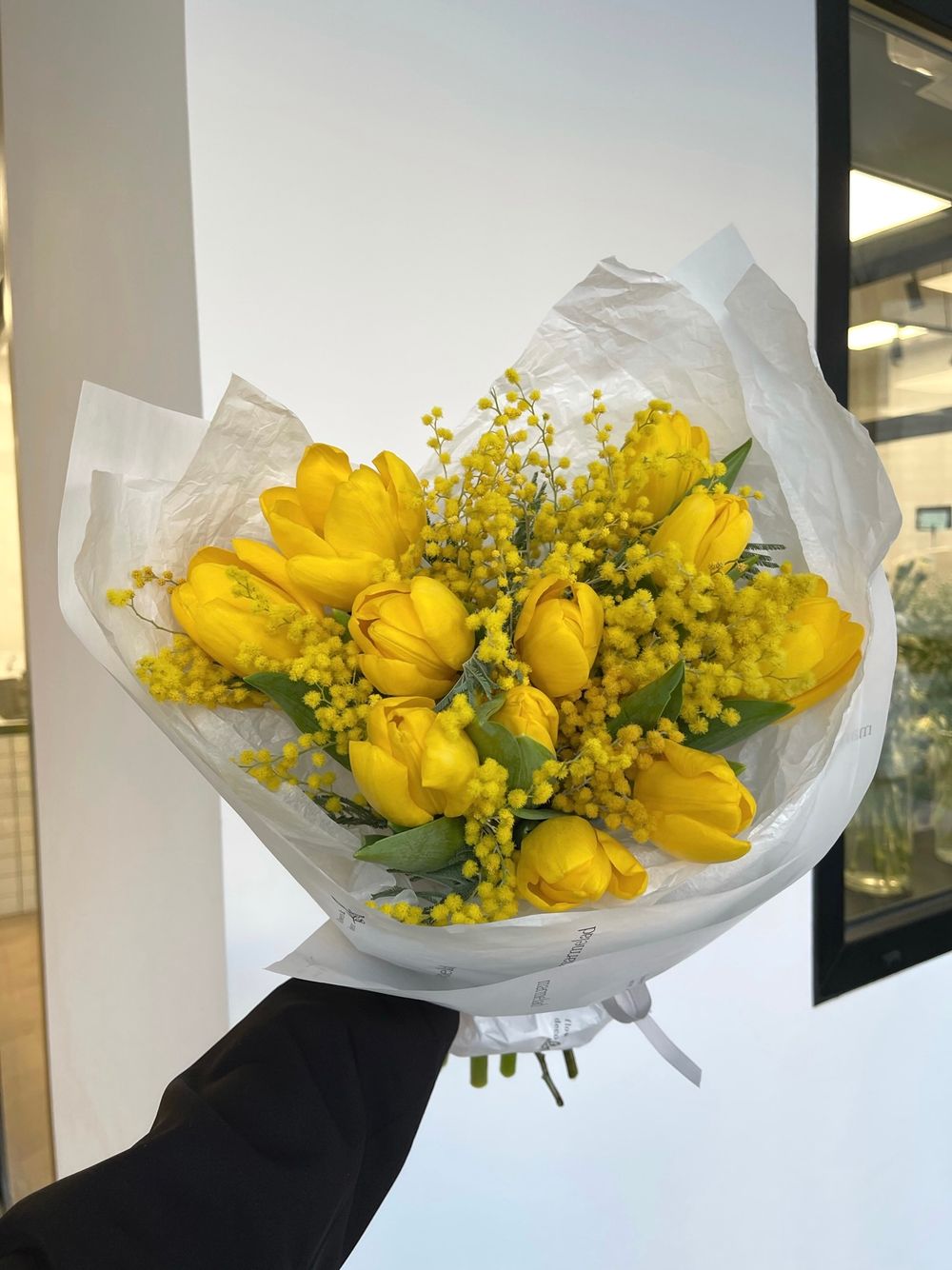 Букет из 11 желтых классических тюльпанов и мимозы